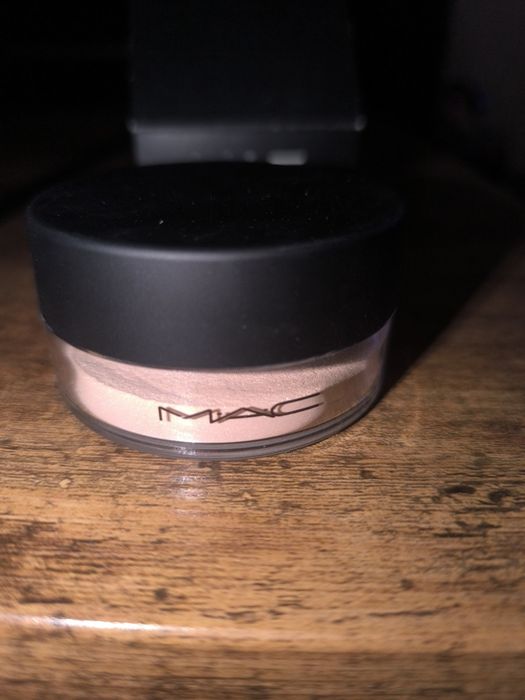 Puder sypki z drobinkami firmy MAC
