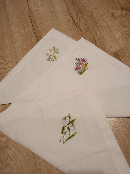 Ręcznie haftowane serwetki świąteczne