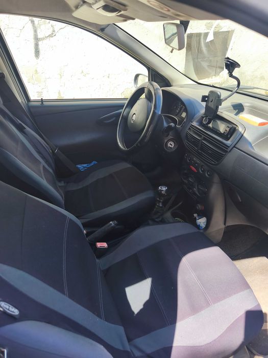 Fiat Punto 2004, Carro económico e confortável para o dia a dia. Encontra-se em bom estado geral, com 2 pneus novos.