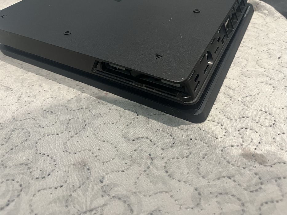 PS4 SLIM 500GB + 2 Pady