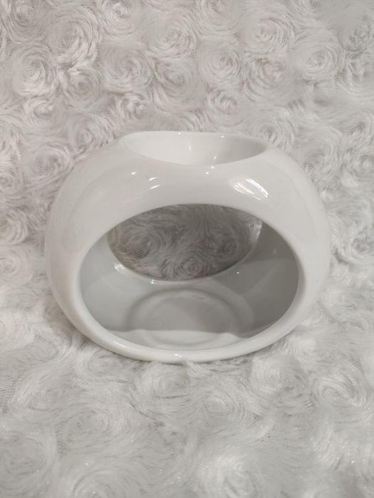 Biały ceramiczny kominek zapachowy do olejków i wosków