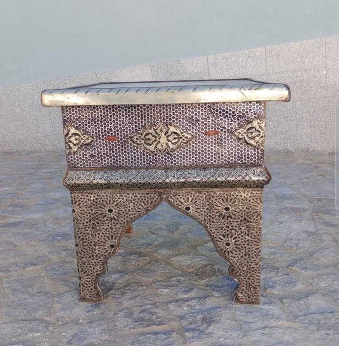 Mesa de apoio marroquina vintage em madeira e metal cinzelado e vidro