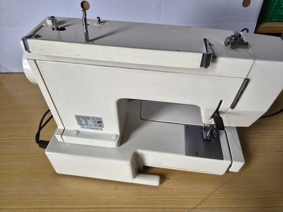 Máquina de Costura Elétrica + Acessórios (Linhas, Bobines, etc.)