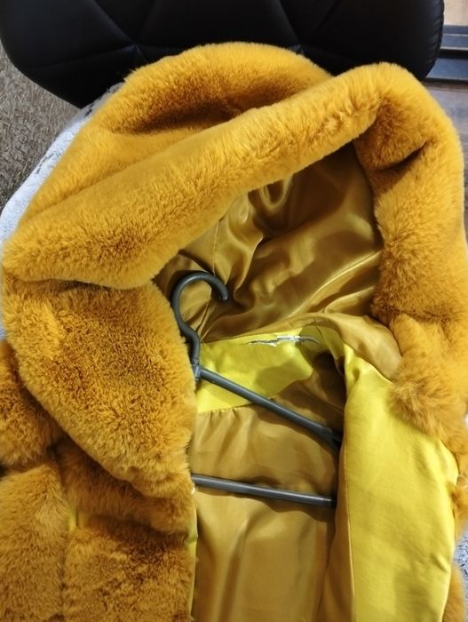 Желетка на хутрі,в гарному стані!