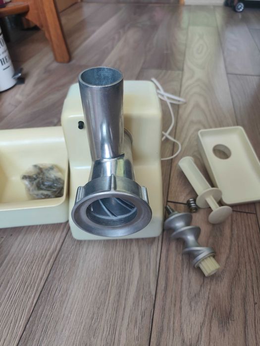 Elektryczna maszynka do mielenia mięsa Predom Zelmer typ 186 z czasów PRL