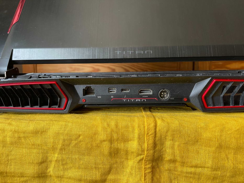 MSI TITAN GT75VR 7re SLI 2 x 8gb GTX 1070 i7-7820HK 32GB 512NVMe i 1TB