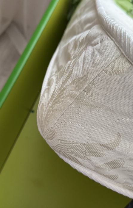 Меблі у дитячу  кімнату  , ліжко , шафа, підставка для книжок