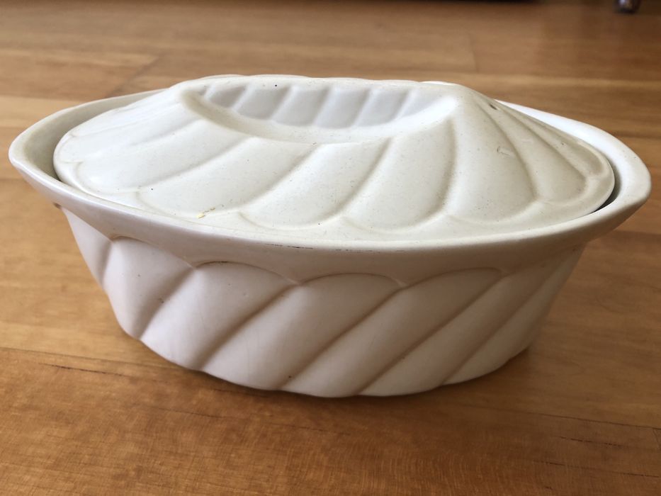 Small baking dish with lid426580396842035201