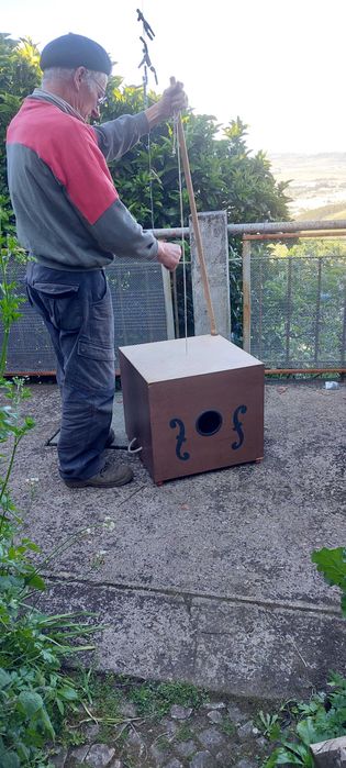 Contrabaixo artesanal para tocar e encantar.