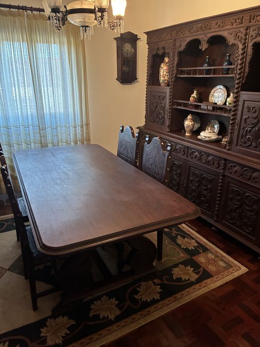 Mobilia de sala de jantar com louceiro mesa e 4 cadeiras