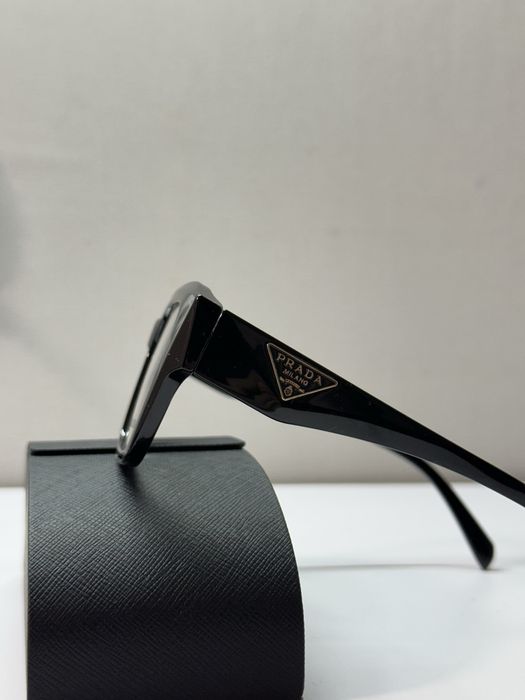 Окуляри від бренду Prada