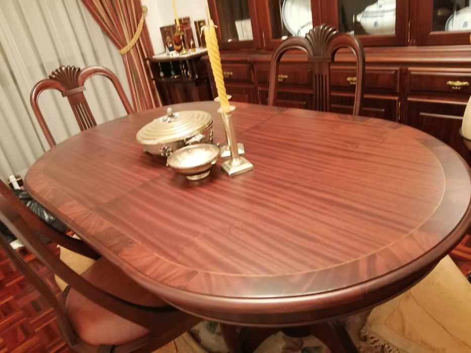Mesa de sala de jantar oval