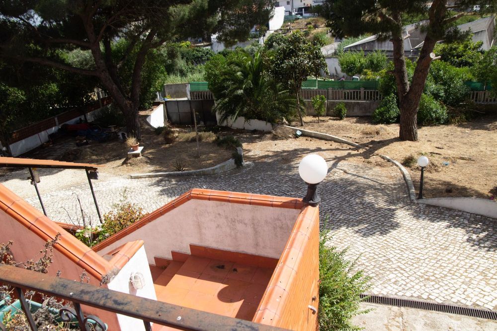 Quarto para casal em moradia isolada situado em Santa Iria da Azóia