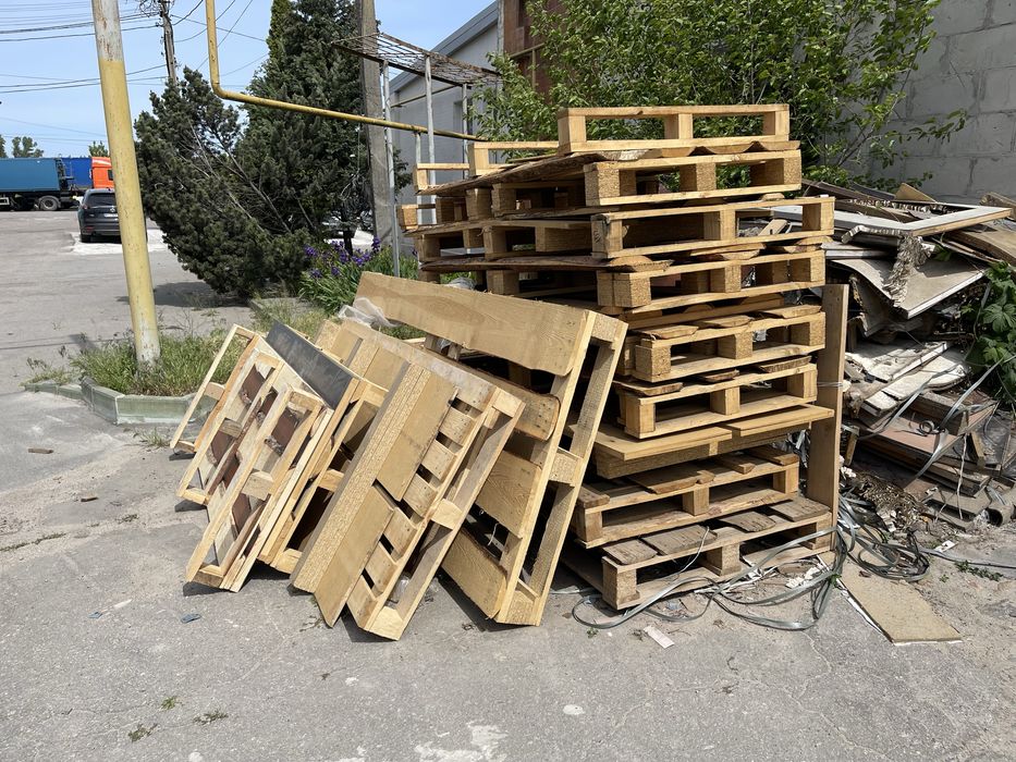 Продам Піддони деревʼяні великого  розміру.