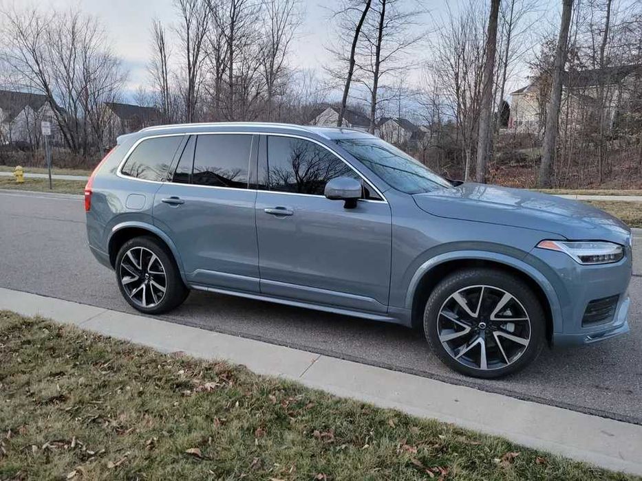 2022 Volvo XC90 T6 AWD Momentum