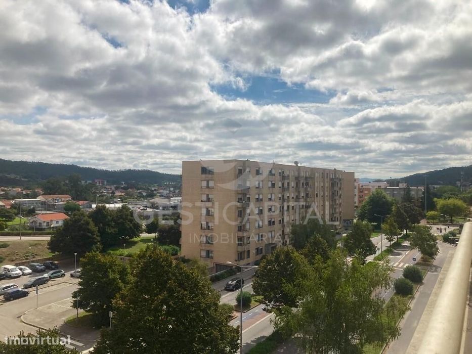 Apartamento T3 com Suite, 2 Varandas e Garagem para 2 Carros  em linha