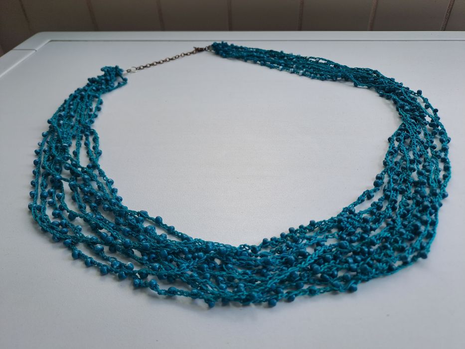 Colar de missangas azul turquesa com várias voltas