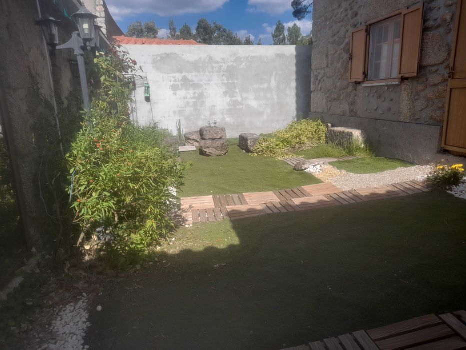 Vende se Quinta com moradia e jardim