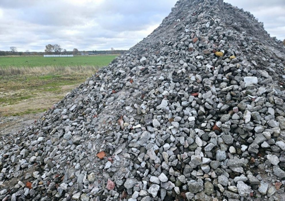 Ziemia,,czarnoziem, piasek, kruszywa zasypowe, kamienie, tłuczeń, gres