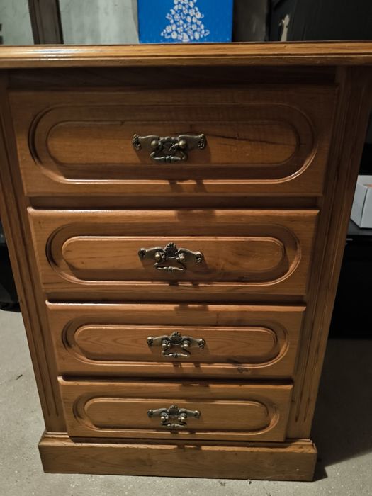 Cama com mesa cabeceira