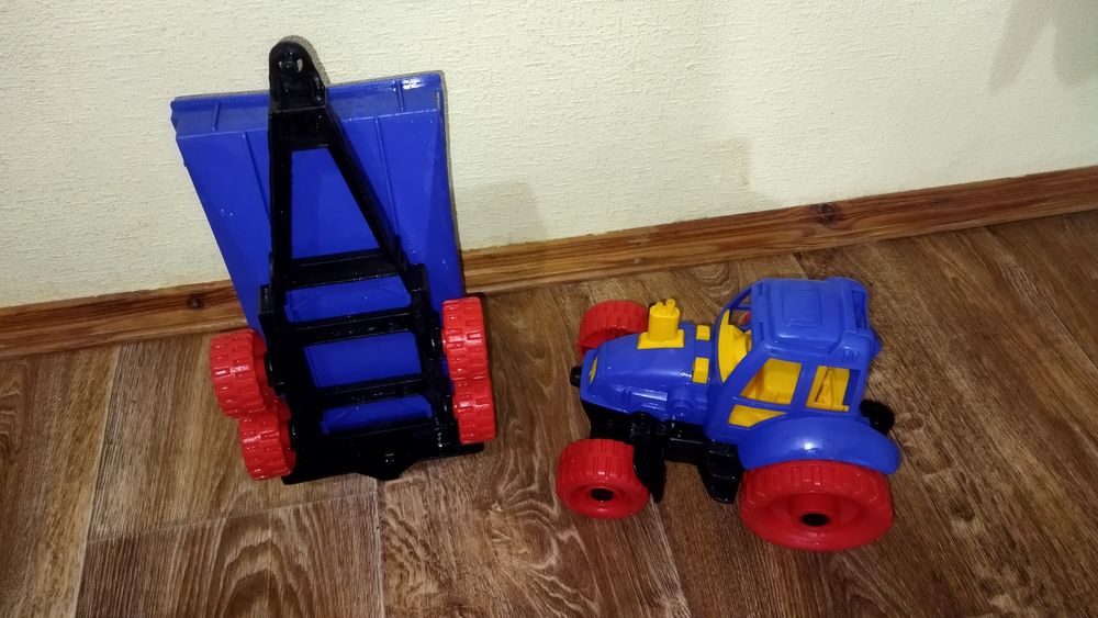 Трактор з прицепом