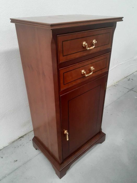 Móvel de Madeira com 2 Gavetas e 1 Porta – Clássico e Elegante