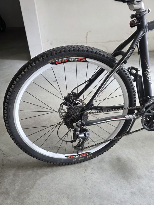 Bicicleta com travões de disco e a óleo