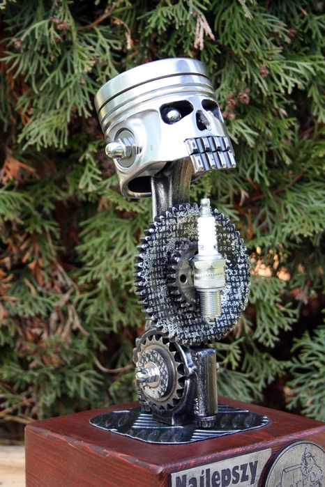 Puchar czaszka tłok Scrap Metal Art