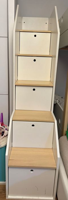 Łóżko piętrowe z lnianymi zasłonami