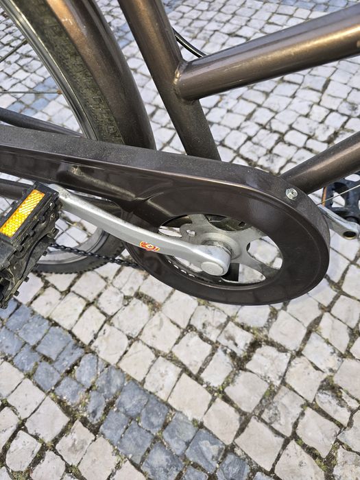 Bicicleta nova, com cesto e porta malas, mudanças de punho.