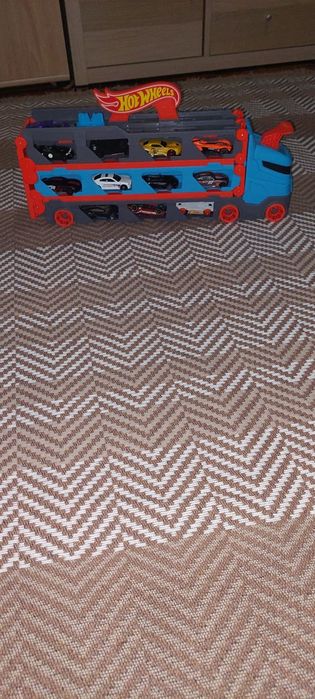 Camião pista hot wheels como novo