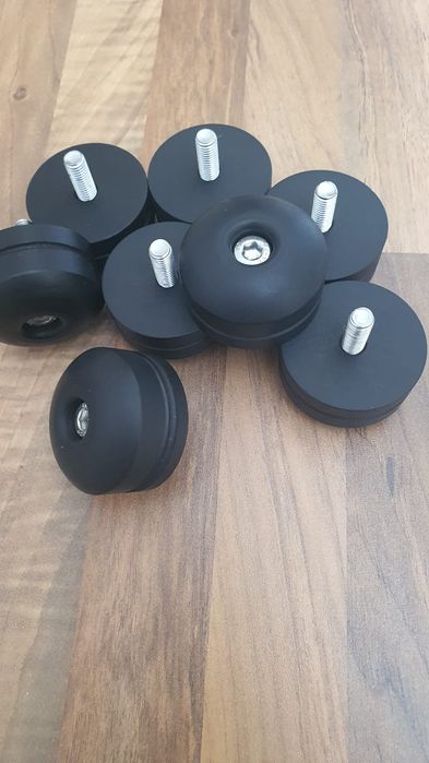 Podstawki pod kolumny lub stolik audio .