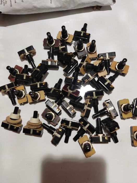 Выключатель для настольной лампы.