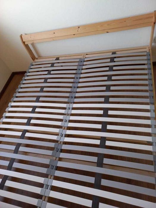 Cama de casal com estrados e colchão de latex natural