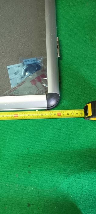 Quadro de aviso de condomínio com porta e fechadura