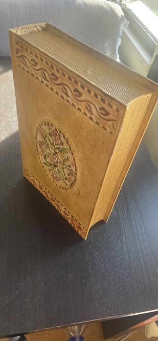 Caixa em forma de livro