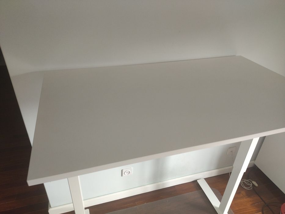 Mesa com altura regulável