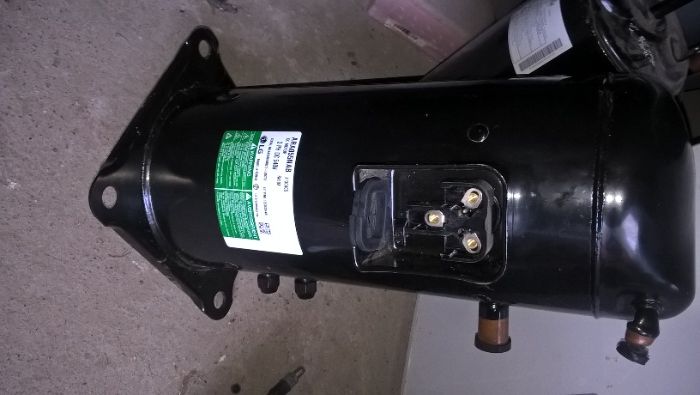 Компрессоры кондиционера разной мощности .