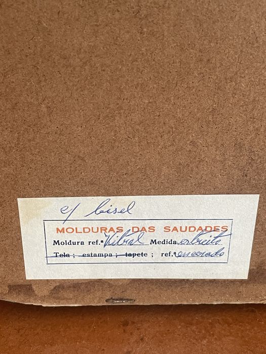 Espelho com moldura de madeira