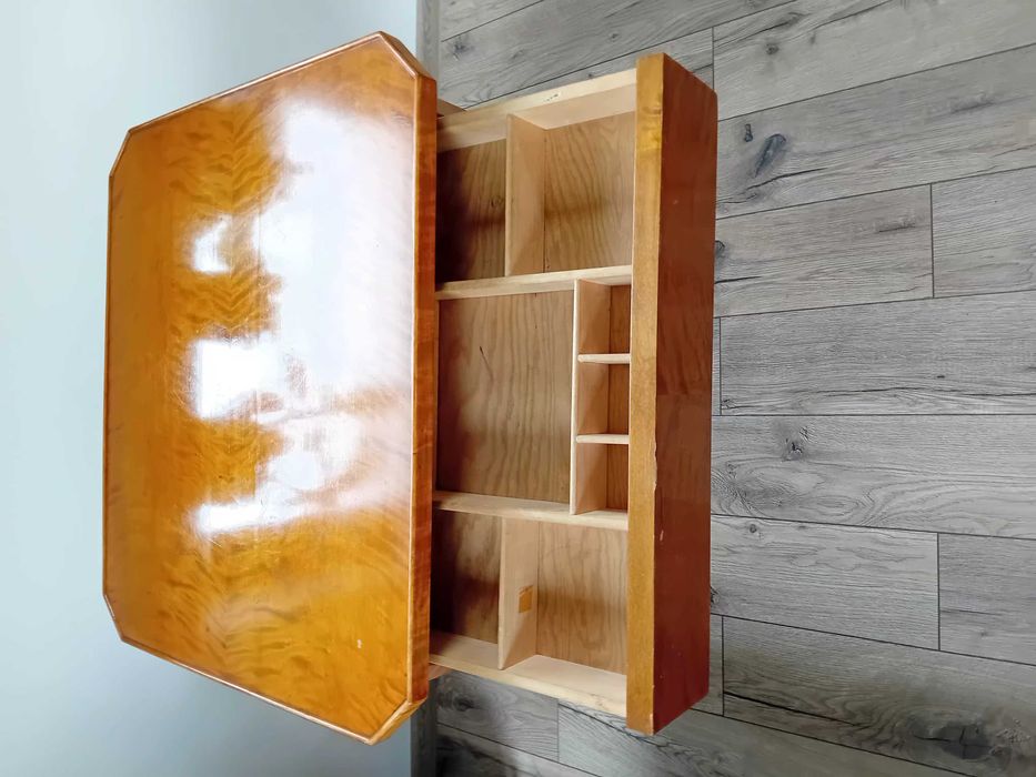 Niciak w stylu Biedermeier.