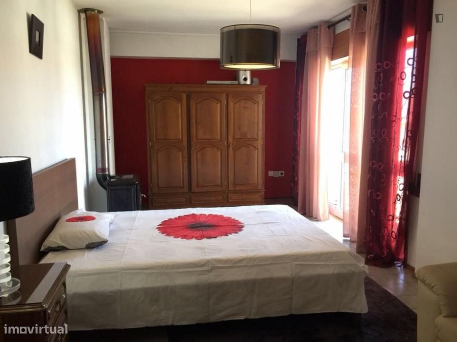 Quarto - localizado em Campanhã Porto
