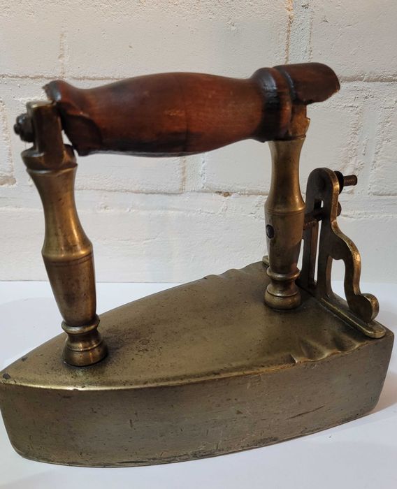 Stare przedwojenne mosiężne żelazko