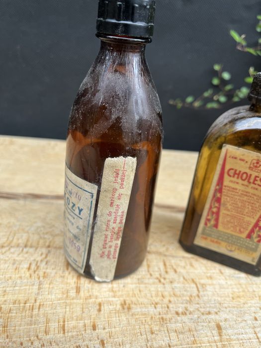 2  stare kolekcjonerskie butelki apteczne 1957r