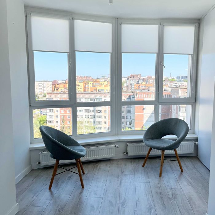 Продам простору квартиру-студію з панорамним виглядом по Коновальця