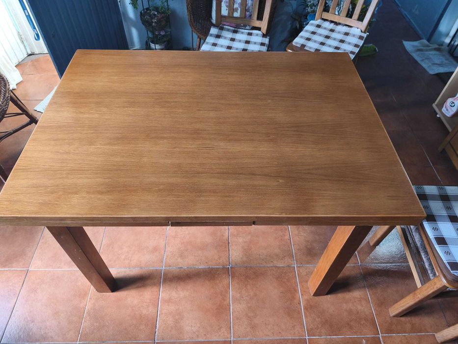 Mesa em madeira (1210x 865x785 mm) com 6 cadeiras.  | Excelente estado