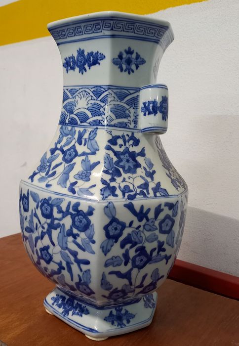 Jarro alto azul e branco