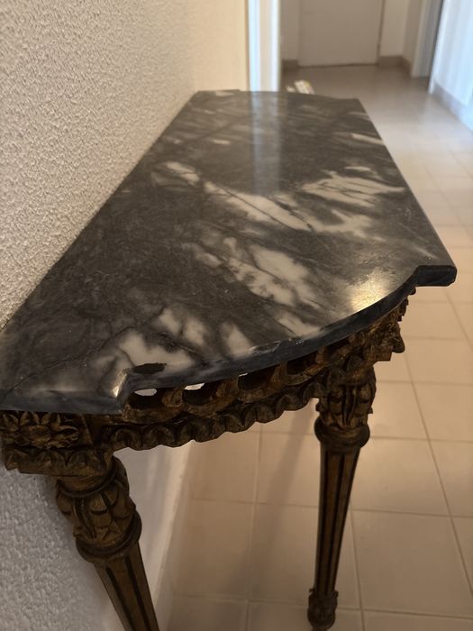 Credencia dourada com pedra em marmore. 75 cm x96xx33cm