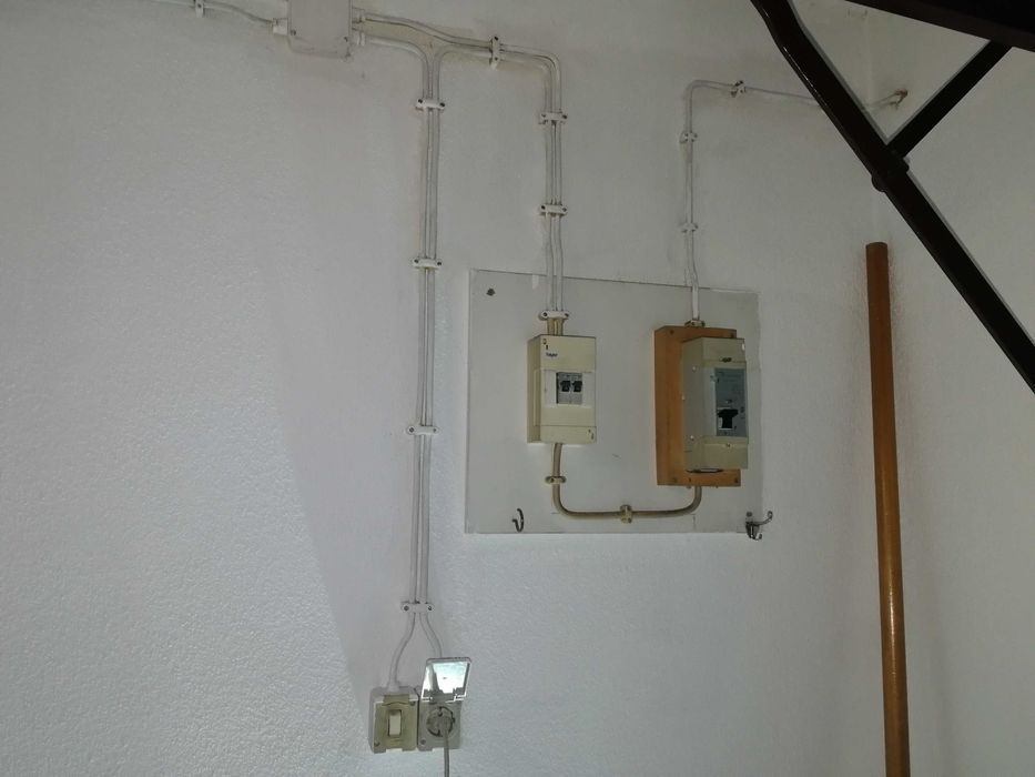 Aluga-se Garagem Box com 19m² , na Av. dos Bons Amigos - Cacém