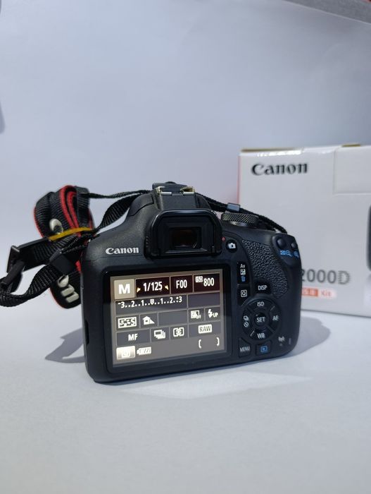 Canon EOS 2000D + EF-S 18-55mm IS II