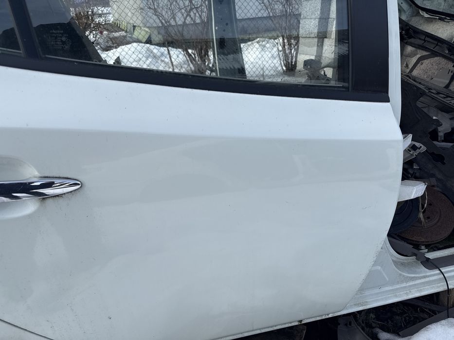 Двері Дверь Двери задні праві білі Nissan Leaf Ніссан ліф 11-17